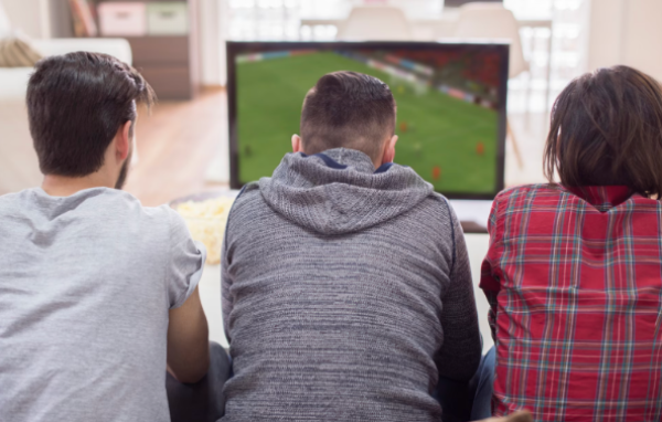 Kollar fotboll på tv